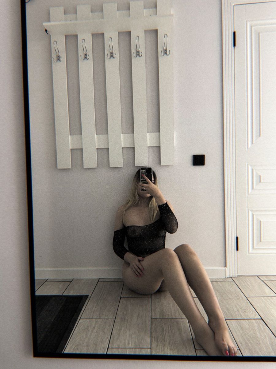 Ellona escort